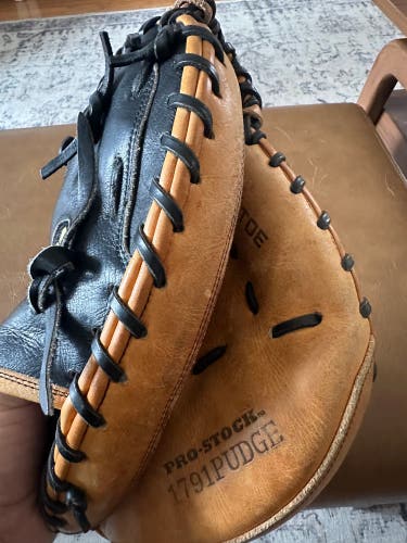 Wilson A2403 RH Catcher's Baseball Glove 32.5" (Used)