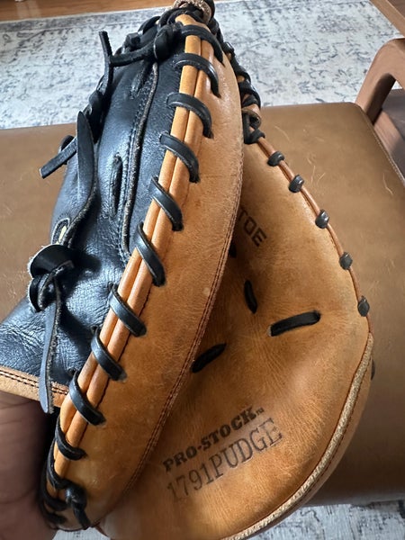 Wilson A2403 RH Catcher's Baseball Glove 32.5" (Used)