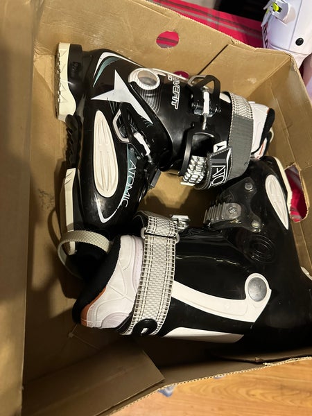 Mondo 23 & 23.5 Unisex Atomic Live Fit Ski Boots (Used)