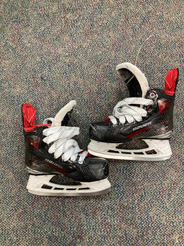 Youth Bauer Vapor X5 Pro Hockey Skates Regular Width 12.5 (Used)