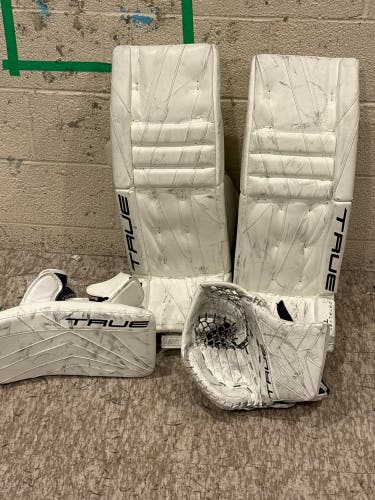 30" 2023 True Catalyst 7X3 Goalie Leg Pads (Used)