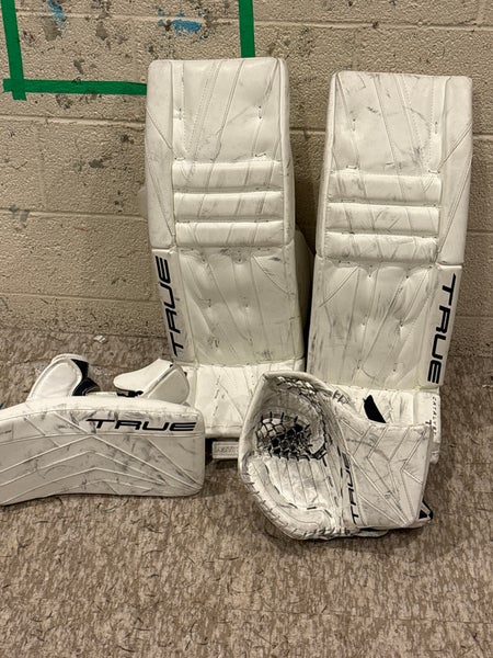 30" 2023 True Catalyst 7X3 Goalie Leg Pads (Used)