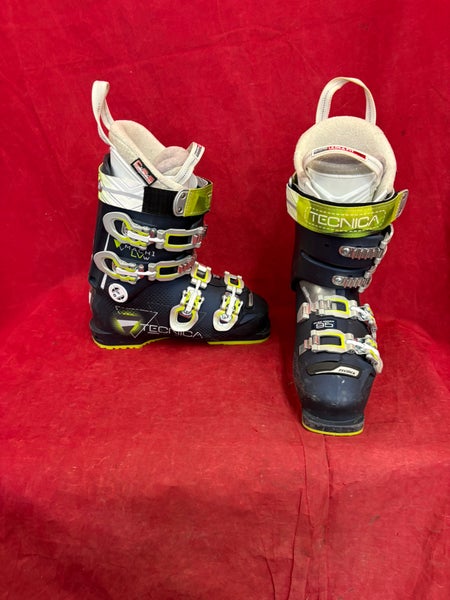 Ski Boots: Mondo 23 & 23.5 Women's Tecnica Ski Boots (Used)