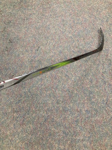 Bauer Vapor Hyperlite 2 Hockey Stick | RH Youth 20 Flex P28