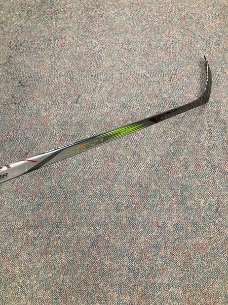 Bauer Vapor Hyperlite 2 Hockey Stick | RH Youth 20 Flex P28