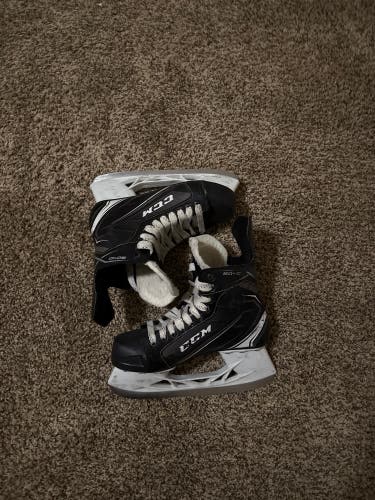 2018 CCM Tacks 9040 Hockey Skates Regular Width 6 (Used)