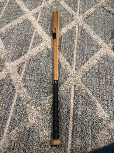 SSK Z9 Professional Edge Coaches Wood Fungo Bat 33"
(Used)
