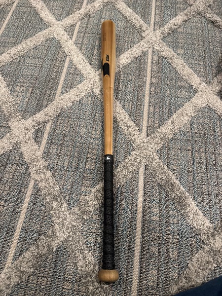 SSK Z9 Professional Edge Coaches Wood Fungo Bat 33"
(Used)