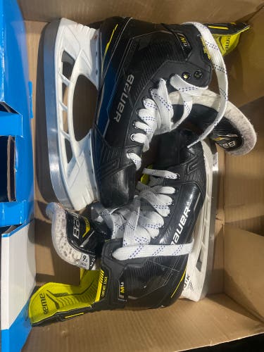 2022 Bauer Supreme M4 Hockey Skates 9.5 (Used)