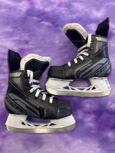 Youth CCM AS-550 Hockey Skates Regular Width 11 (Used)