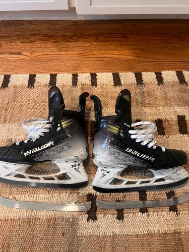 2023 Bauer Vapor Hyperlite 2 Hockey Skates 9.5 (Used)