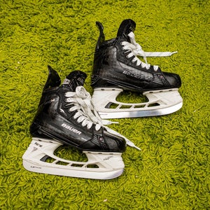 2022 Bauer Supreme Mach Hockey Skates Size 4 (Used)