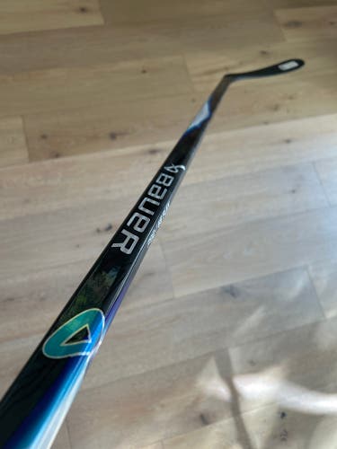 Intermediate Bauer Vapor FlyLite Right Handed Hockey Stick P92 65 Flex (New)