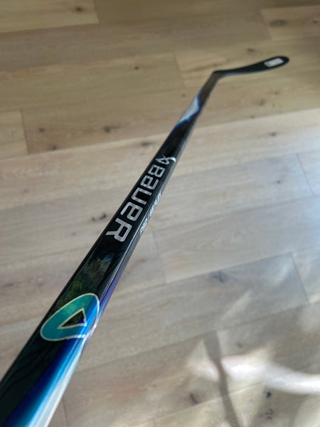 Intermediate Bauer Vapor FlyLite Right Handed Hockey Stick P92 65 Flex (New)