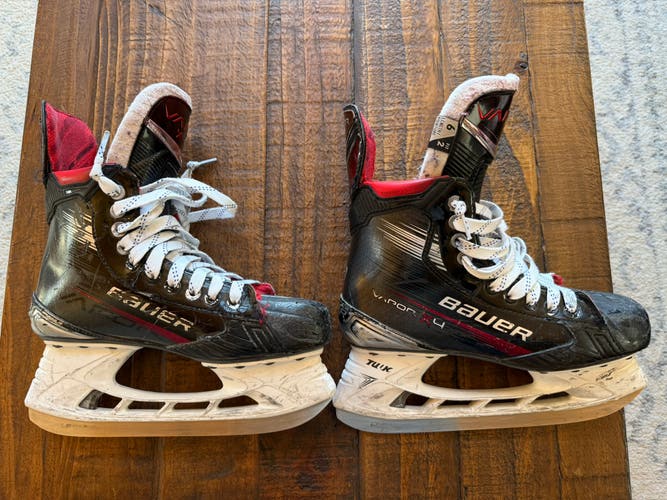 2023 Bauer Vapor X4 Hockey Skates Regular Width 6 (Used)