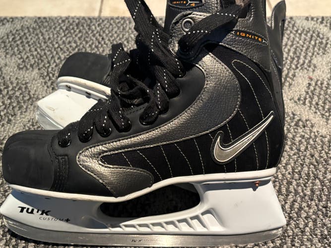 2000 Nike Ignite 4 Hockey Skates Regular Width 9 (Used)