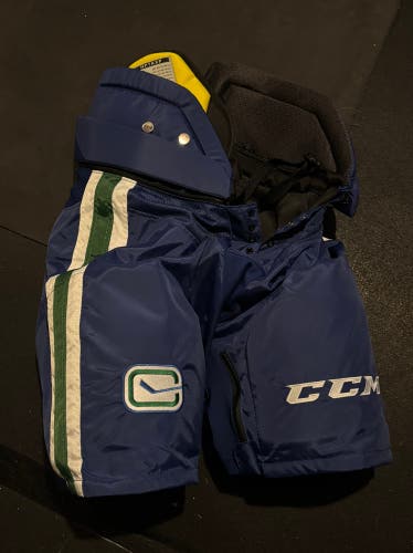 Canucks Senior Medium CCM HPTKXP Hockey Pants (New)