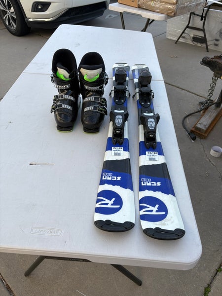 Ski & Ski Boots: Rossignol 100 cm Skis and Rossignol ski Boots 18.5cm. Used)