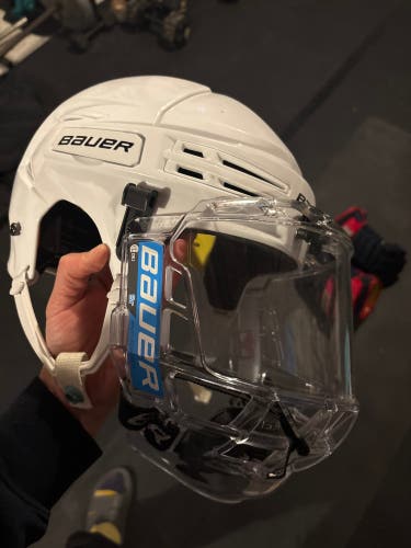 Medium Bauer Re-Akt 75 Helmet (like new condition, barely worn)