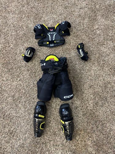 Youth Medium CCM AS-V Pro youth hockey pads set excellent condition
