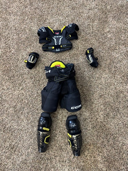 Youth Medium CCM AS-V Pro youth hockey pads set excellent condition