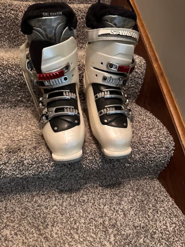 Mondo 26 & 26.5 Women's Salomon Ski Boots (Used)