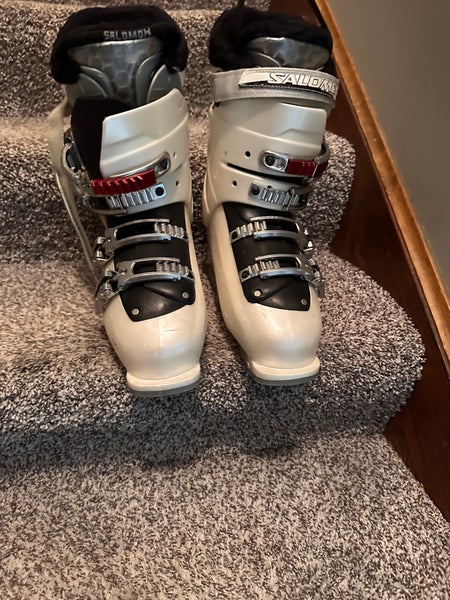 Mondo 26 & 26.5 Women's Salomon Ski Boots (Used)