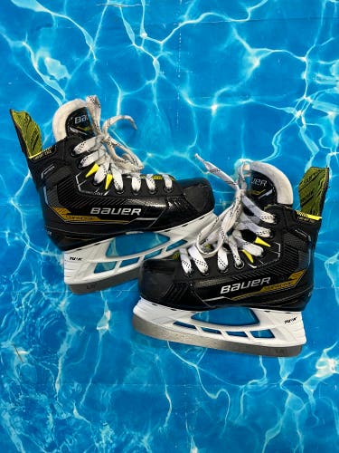 Youth Bauer Supreme Matrix Hockey Skates Regular Width 11.5 (Used)