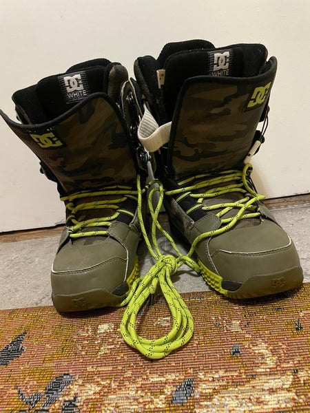 Size M 10.5 (W 11.5) DC Mutiny Snowboard Boots (Used)