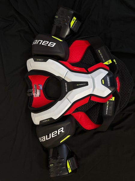 Men's Medium Senior Bauer Vapor Hyperlite Shoulder Pads (Used)