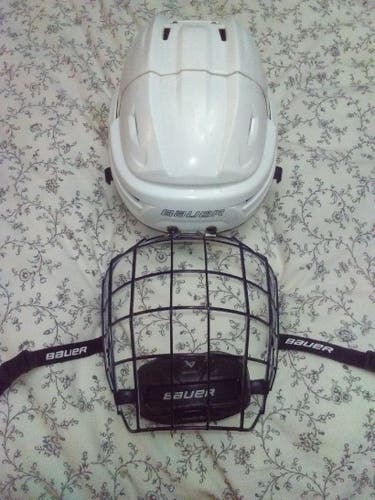 Medium Bauer Re-Akt Helmet with Bauer True Vision Oreo Cage