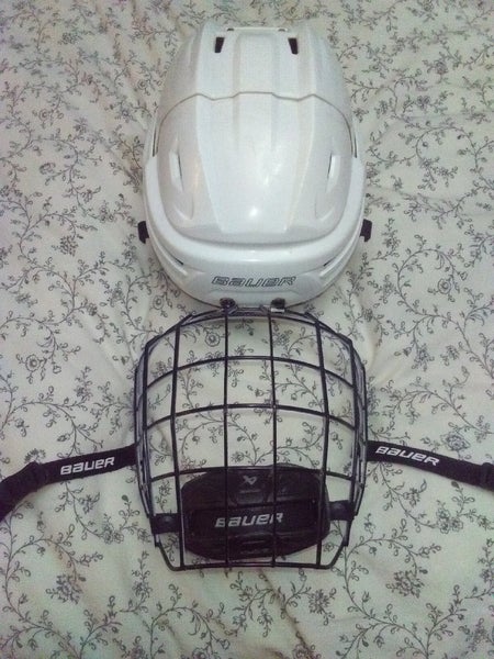 Medium Bauer Re-Akt Helmet with Bauer True Vision Oreo Cage