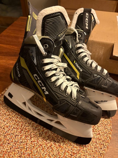 2022 CCM AS-V Pro Hockey Skates 7.5 (Used)