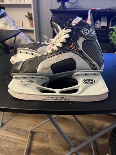 Easton Synergy 200 Hockey Skates Regular Width 7 (Used)