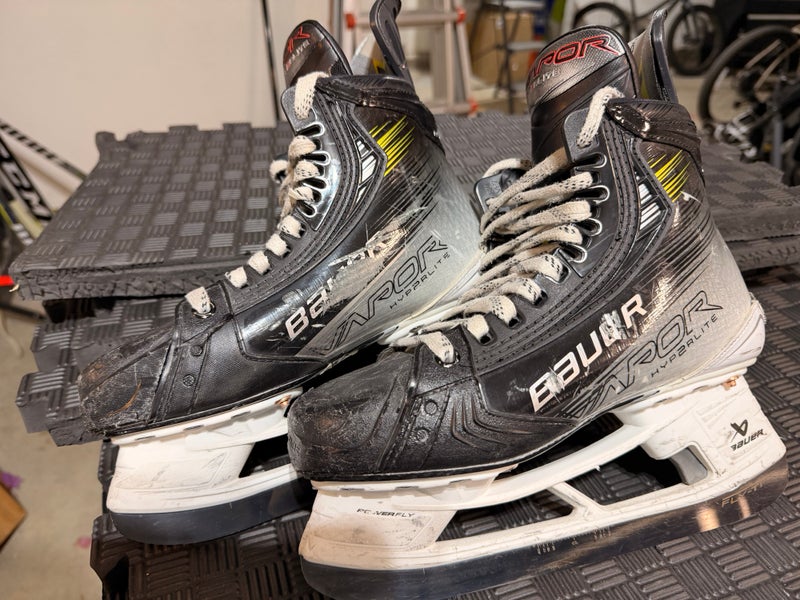 2023 Bauer Vapor Hyperlite 2 Hockey Skates Regular Width Size 5 (Used)