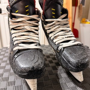 2021 Bauer Vapor Hyperlite Hockey Skates Regular Width Size 4 (Used)
