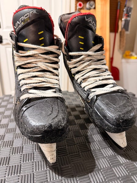 2021 Bauer Vapor Hyperlite Hockey Skates Regular Width Size 4 (Used)