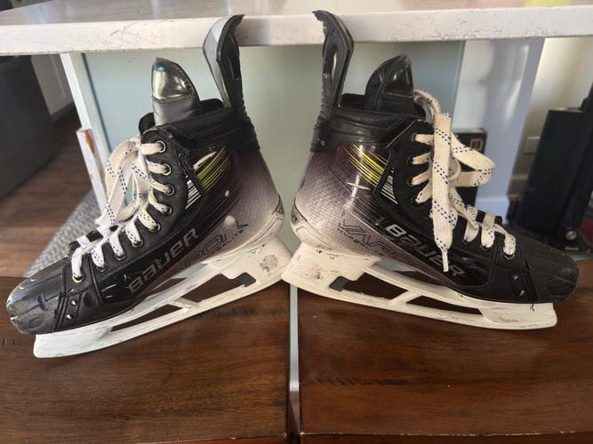2023 Bauer Vapor Hyperlite 2 Hockey Skates Regular Width 9.5 (Used)
