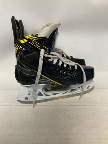 Used CCM TACKS 5092 Intermediate Hockey Skate Intermediate 5.0 11823-S000036327