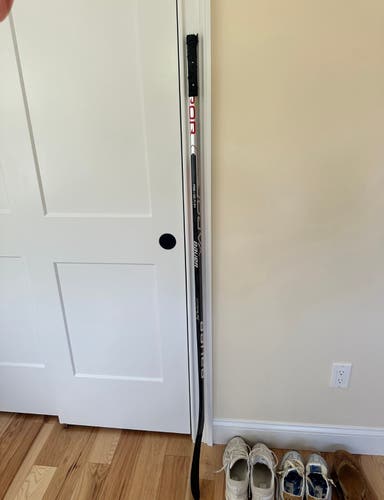 Intermediate Bauer Vapor Hyperlite Right Handed Hockey Stick P28 55 Flex (Used)
