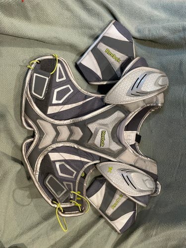 Medium Senior Reebok 7K Shoulder Pads (Used)