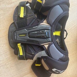 Small Junior CCM Tacks AS 580 Shoulder Pads (Used)