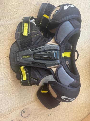 Small Junior CCM Tacks AS 580 Shoulder Pads (Used)