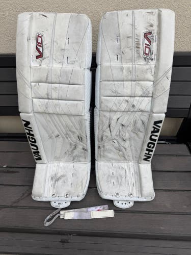 28" Vaughn Velocity V10 Goalie Leg Pads (Used)