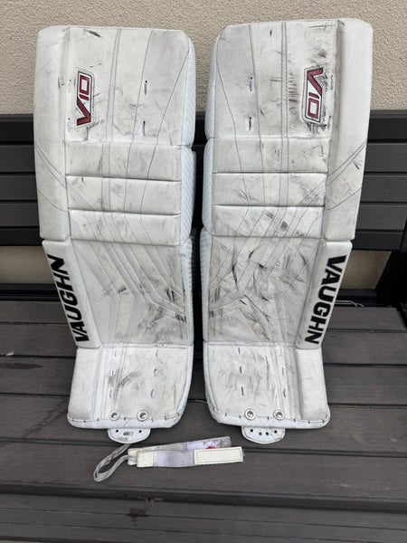 28" Vaughn Velocity V10 Goalie Leg Pads (Used)