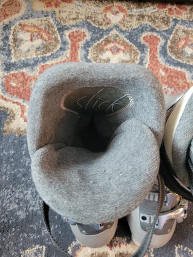 Mondo 23 & 23.5 Women's Salomon Ski Boots (Used)