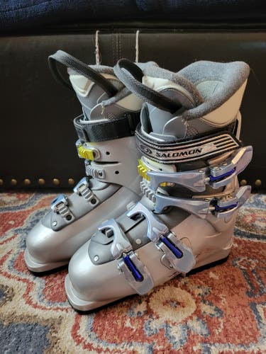 Mondo 23 & 23.5 Women's Salomon Ski Boots (Used)
