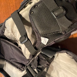 Medium Vaughn Velocity V9 Goalie Chest Protector (Used)