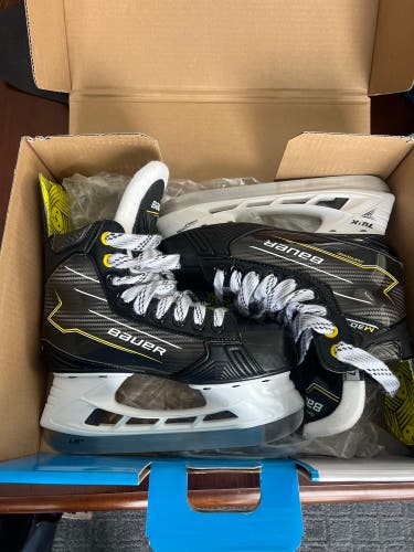 2024 Bauer Supreme M30 Hockey Skates Regular Width Size 4 (New)