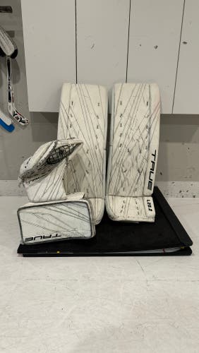 FULL RIGHT 34" True L20.2 Goalie Leg Pads (Used)